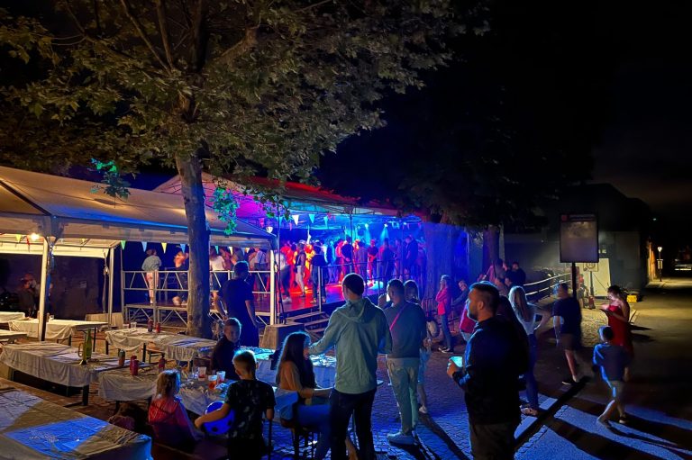 Bal en plein air sous chapiteau